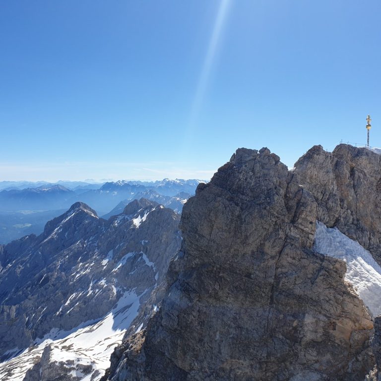 Zugspitze bei Garmisch-Partenkirchen Blick vom Gipfel der Zugspitze auf die Alpen bei Garmisch-Partenkirchen.