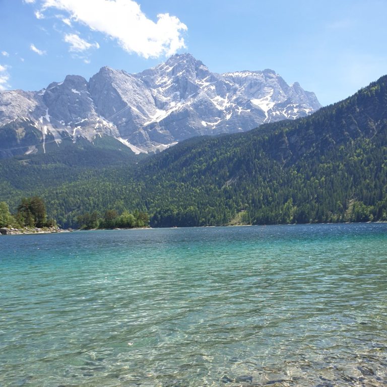 Eibsee am Fuße der Zugspitze Türkisblauer Eibsee mit Blick auf die Zugspitze bei Garmisch-Partenkirchen.